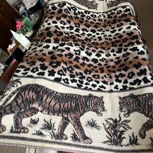 Beautiful wool handmade purchase in Peru size is for a twin size bed**NEW NO TAG